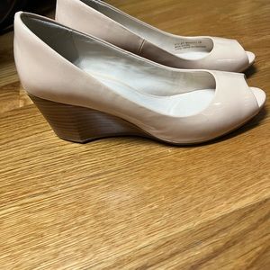 Cole Haan open toe Wedges, beautiful shade of Patent leather Nude size 7.